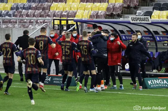 4235